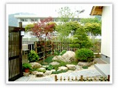 細長い敷地を有効活用した落ち着きのある平庭